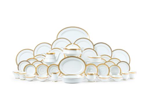374   -  <p><span class="object_title">Vajilla para 12 servicios en porcelana japonesa Noritake  modelo Tiara Japón,  s. XX<br/>Con decoracion de cenefa superior dorada en filigrana con motivos clásicos.<br/>Con marcas. </span><br></p>