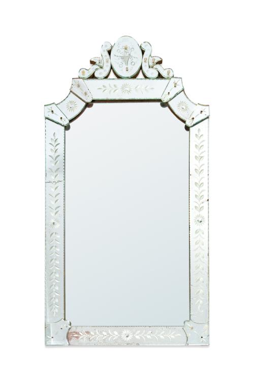 Espejo rectangular en cristal de Murano con copete y decora