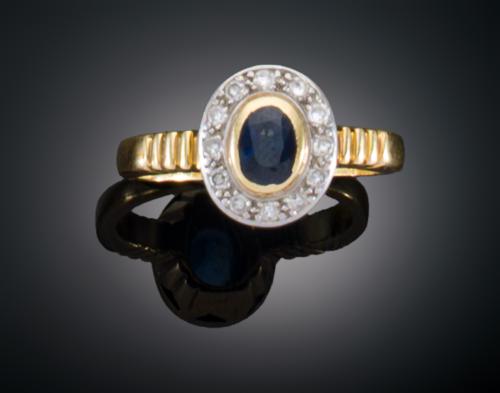 SORTIJA GEOMETRICA OVAL CON ZAFIRO Y DIAMANTES EN ORO AMARI