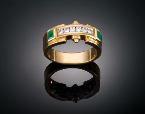 SORTIJA CON DIAMANTES Y ESMERALDAS EN ORO AMARILLO DE 18 KT