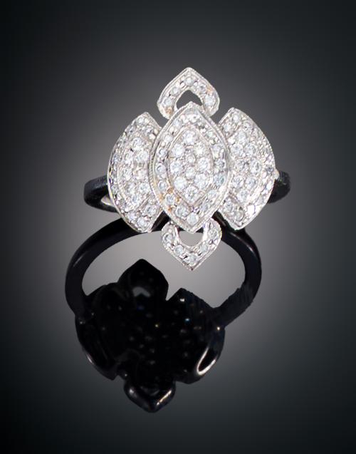 SORTIJA ESTILO ART DECÓ CON DIAMANTES EN ORO BLANCO DE 18 KT