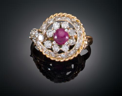 SORTIJA ESTILO ANTIGUO CON RUBÍ Y ESPIRAL DE DIAMANTES EN O