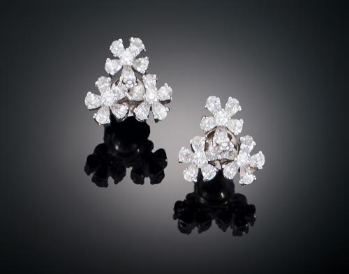 PENDIENTES FLORALES CON DIAMANTES EN ORO BLANCO DE 18 KT
