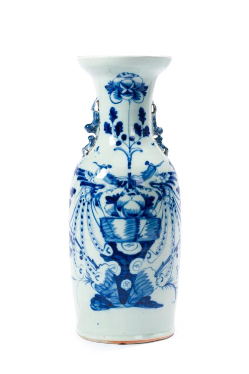 Jarrón en porcelana china azul y blanca con vidriado celadó