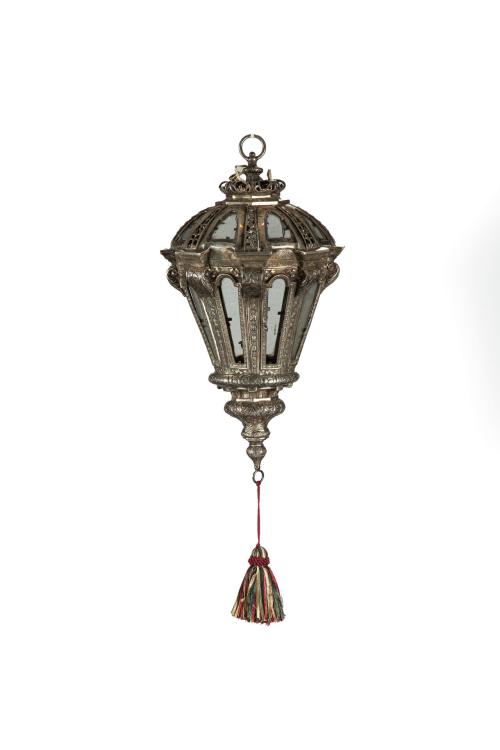 60   -  <p><span class="object_title">Farol en plata con decoración relevada y cincelada vegetal y floral. S. XVIII.</span><br></p>