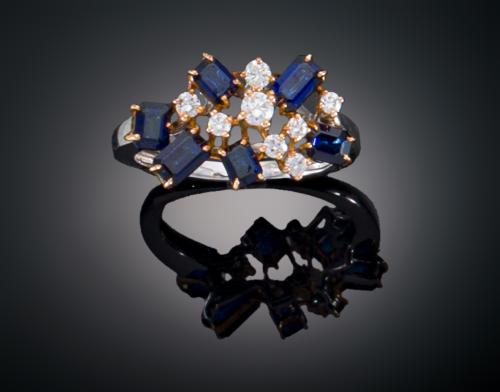SORTIJA CON ZAFIROS, DIAMANTES EN ORO BLANCO CON VISTAS EN 