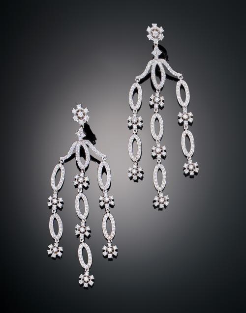 PENDIENTES EN CASCADA CON DIAMANTES EN ORO BLANCO DE 18 KT