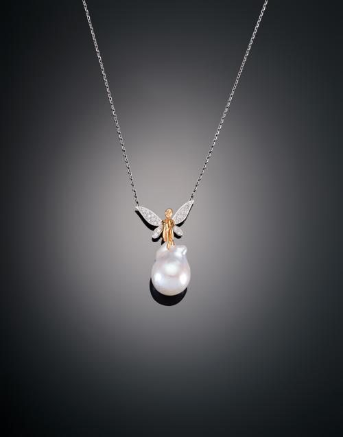 COLGANTE HADA CON PERLA BARROCA CULTIVADA Y DIAMANTES EN OR