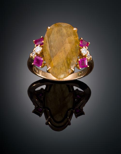 SORTIJA CON CUARZO CITRINO, DIAMANTES Y RUBÍES EN ORO AMARI