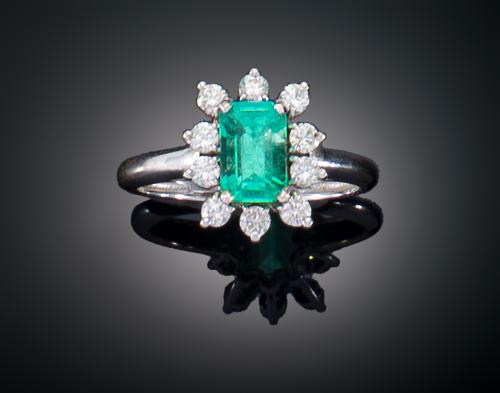 SORTIJA CON ESMERALDA Y DIAMANTES EN ORO BLANCO DE 18 KT