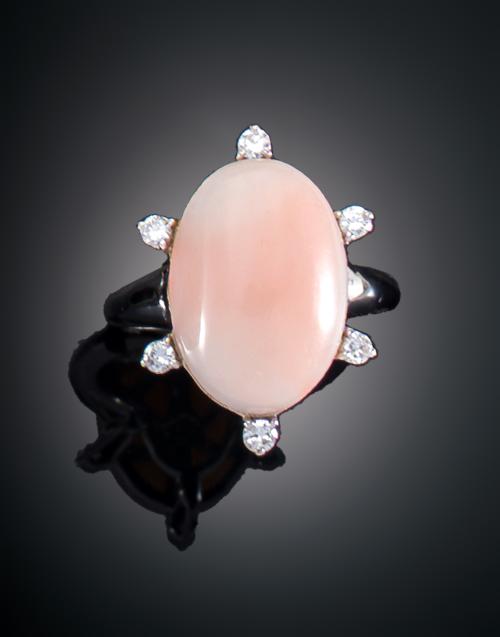SORTIJA OVAL CON CORAL PIEL DE ÁNGEL Y DIAMANTES EN ORO BLA
