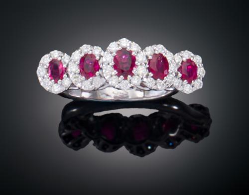 SORTIJA CON CINCO RUBÍES Y DIAMANTES EN ORO BLANCO DE 18 KT