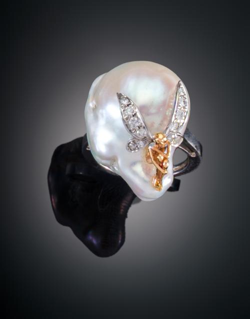 SORTIJA HADA CON PERLA BARROCA CULTIVADA Y DIAMANTES EN ORO