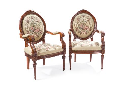 Pareja de sillones estilo Luis XVI, s. XXEn madera, respa