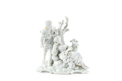 Grupo escultórico en porcelana europera con esceca pastoril