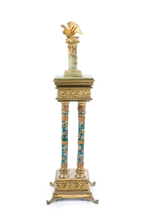 Pedestal arquitectónico con cuatro columnas con esmaltes po