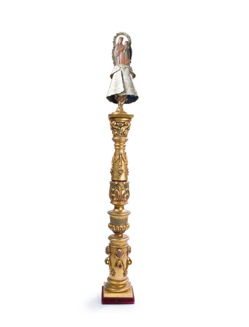 Virgen del Pilar en madera moldeada policromada y dorada. 