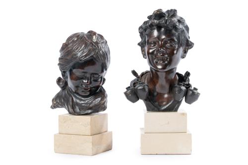 Pareja de bustos en bronce pavonado sobre peanas en mármol.