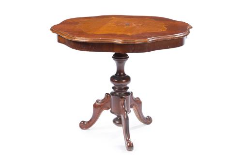 Mesa auxiliar en madera, de perfil mixtilíeno y decoración 