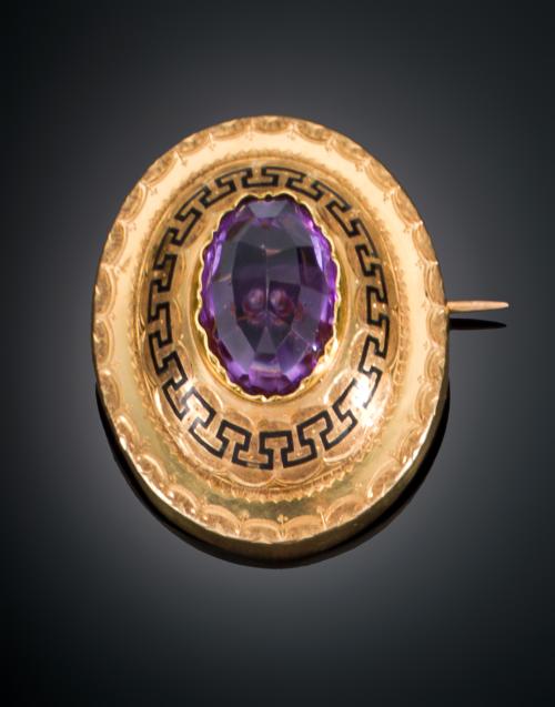 BROCHE ANTIGUO CON AMATISTA EN ORO AMARILLO DE 18 KT. CIRCA