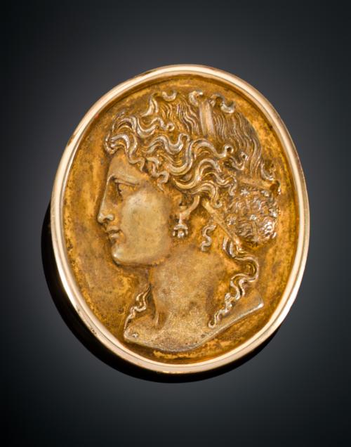 1441   -  <p><span class="object_title">BROCHE - COLGANTE CAMAFEO EN ORO AMARILLO DE 18 KT</span></p>