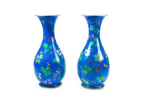 Pareja de  jarrones en porcelana de estilo oriental, ca. 19