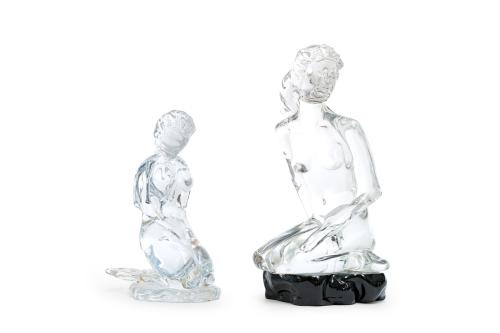17   -  <p><span class="object_title">"Sirenas"<br/>Lote de dos esculturas en cristal moldeado. <br/>La de mayor tamaño, en cristal de murano, firmada Loredano Rosin (1936-1992). La otra con firma ilegible (grieta en al base). <br/></span><br></p>