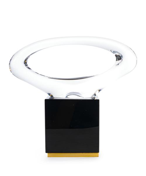 69   -  <p><span class="object_title">ESCUELA ESPAÑOLA, S. XX<br/>Centro en cristal oval. Firmado: "Tramuntana". Edición: nº5. <br/>Sobre base cuadrada.</span><br></p>
