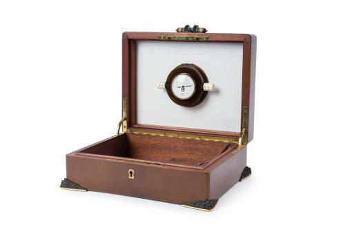 41   -  <p><span class="object_title">CHAUMET-PARIS.<br/>Caja humidificador para puros en madera con cierre en lapilázuli, ébano y oro. Con llave en oro. <br/>Con marcas.</span><br></p>