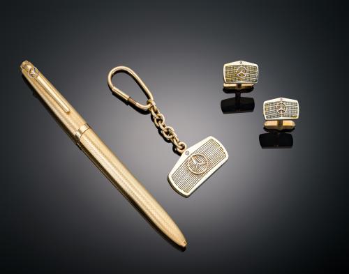 1547   -  <p><span class="object_title">SET DE GEMELOS, BOLÍGRAFO Y LLAVERO MERCEDES BENZ</span></p>