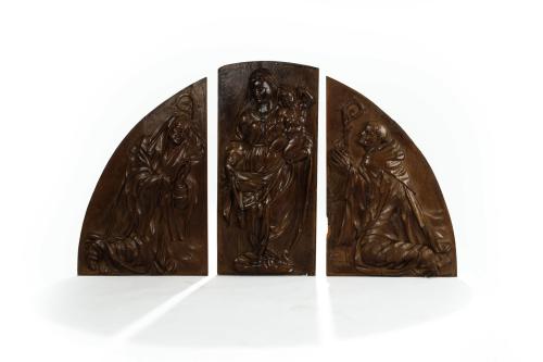 300   -  <p><span class="object_author">ATRIBUIDO A ISIDRO DE VILLODO (H.1525 - Sevilla, 1556) - La virgen con el niño entre dos orantes (posiblemente San Benito y San Bernardo)</span></p>