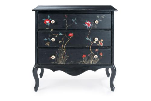 749   -  <p><span class="object_title">Cómoda vintage de estilo oriental en madera pintada en negro con decoración de flores y faldón recortado. Sobre patas cabriolé. Tres registros de cajones con tiradores símil hueso. </span><br></p>