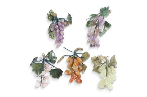 Lote de varios racimos de uvas en piedras duras variadas.