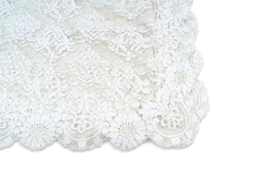 Antigua mantilla en encaje de Chantilly.Centro en cristal
