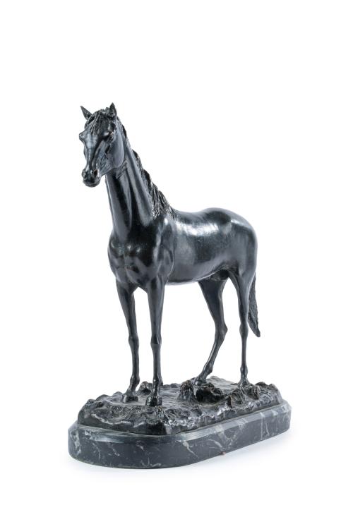 Escultura de caballo en bronce pavonado. Sobre peana de m