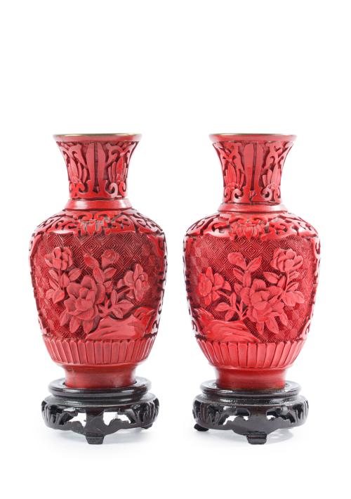 Pareja de pequeños jarrones en laca roja cinabrio, China, c