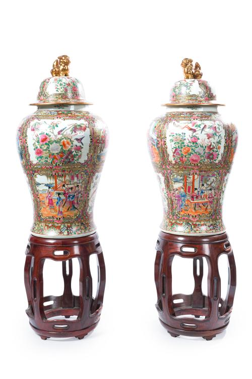 Pareja de tibores en porcelana Cantón, China, s. XXCon de