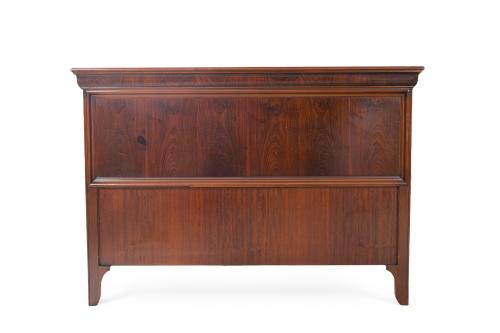 724   -  <p><span class="object_title">Cabecero de línea recta en madera. </span><br></p>