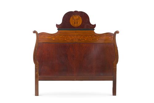 Cabecero estilo isabelino en madera con decoración de marqu