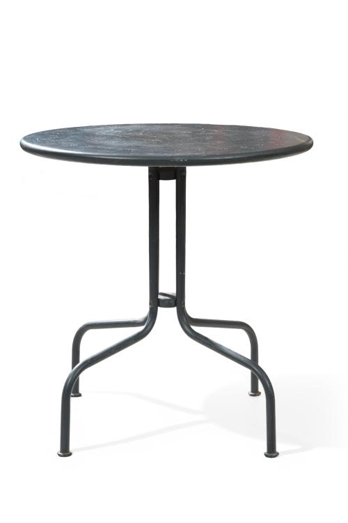 Mesa velador en metal pintadoTapa calada y pie trípode