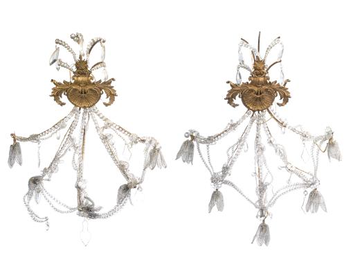 Pareja de apliques de tres lucesCon rosetas,  cuentas y p