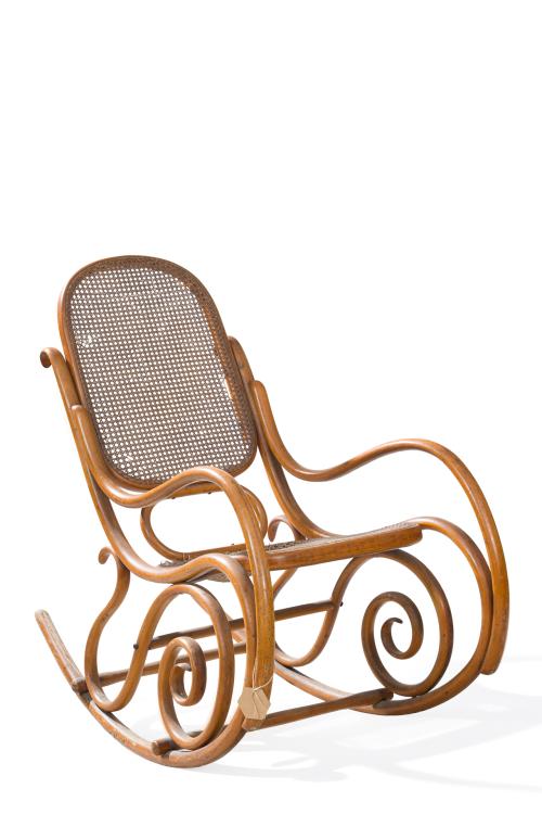 Mecedora estilo Thonet Realizado en madera de haya, asien