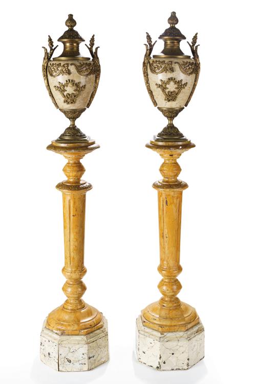 106   -  <p><span class="object_title">Pareja de jarrones estilo Neoclásico, en mármol y remates en bronce, con peanas de madera a modo de columnas. S.XIX</span><br></p>