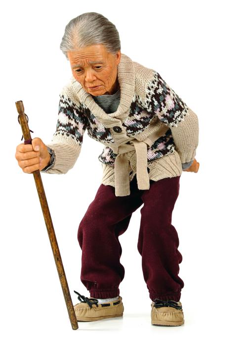 JACKIE K. SEO (Corea del Sur, 1979), Old lady with a walkin