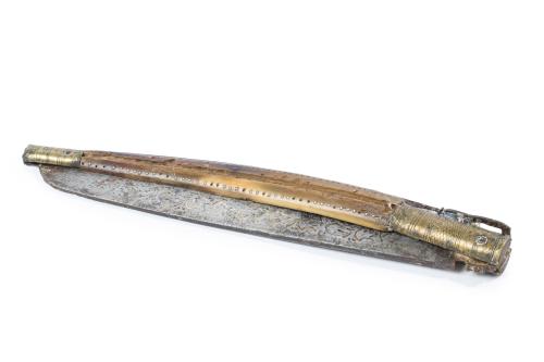 705   -  <p><span class="object_title">Navaja en asta de hueso, hoja en metal cincelada, Francia, ff. S. XIX</span><br></p>
