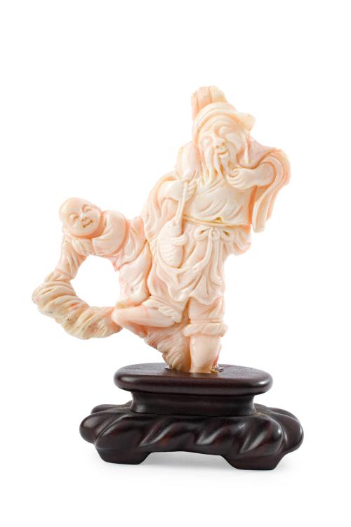 Figura de pescador chino con niño en coral tallado, China, 