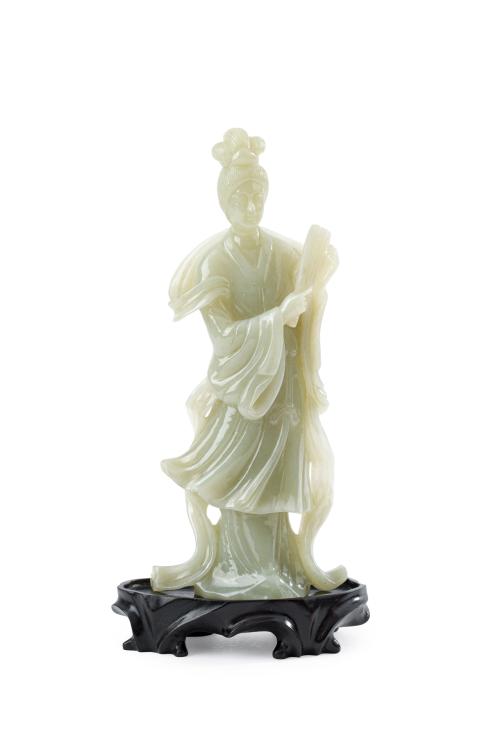 Figura de dama con abanico en jade tallado, China, s. XXE