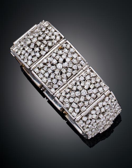 1364   -  <p><span class="object_title">BRAZALETE  GEOMÉTRICO EN FORMA RECTANGULAR ARTICULADO CON DIAMANTES EN ORO BLANCO DE 18 KT</span></p>