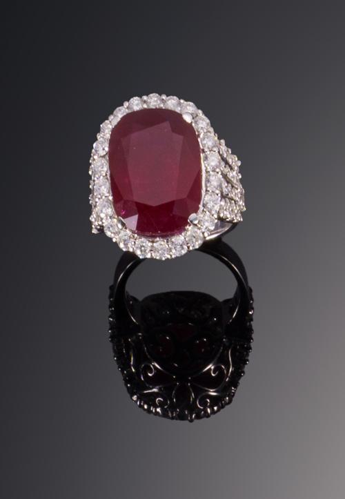 607   -  <p><span class="object_title">Sortija de rubí con diamantes.</span></p>