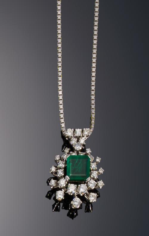 690   -  <p><span class="object_title">Collar con esmeralda y diamantes</span></p>